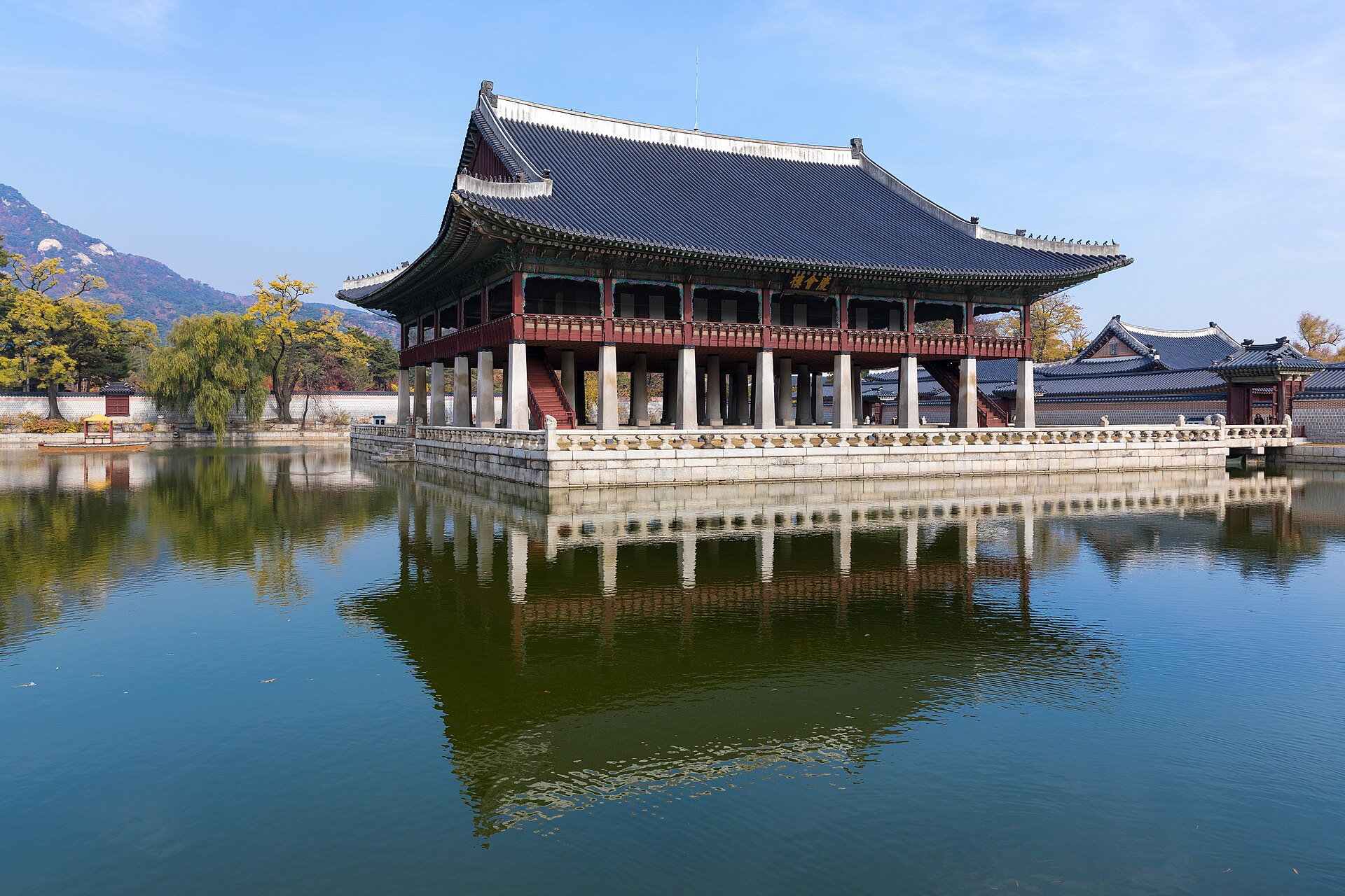 맑은 가을날 경복궁 근정전 앞마당과 기와지붕
