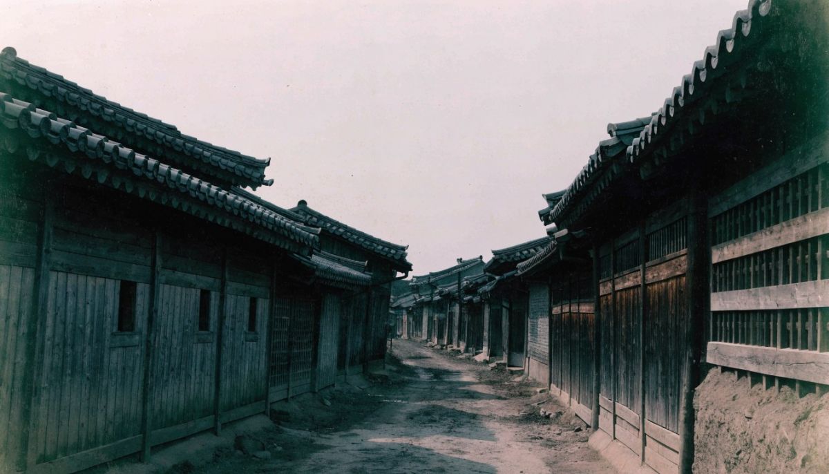 1940년대 한국의 조용한 골목길을 재현한 사진